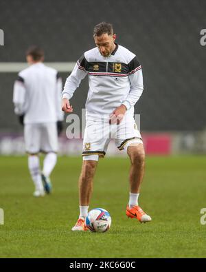 Milton Keynes Dons Richard Keogh erwärmt sich vor dem 1-Match der Sky Bet League zwischen MK Dons und Bristol Rovers im Stadium MK, Milton Keynes am Samstag, den 26.. Dezember 2020. (Foto von John Cripps/MI News/NurPhoto) Stockfoto