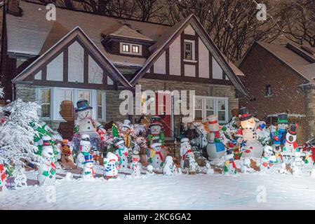 Viele Schneemänner stehen am 25. Dezember 2020 in Toronto, Kanada, als Weihnachtsdekoration vor dem Haus (Foto: Anatoliy Cherkasov/NurPhoto) Stockfoto