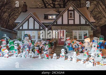 Viele Schneemänner stehen am 25. Dezember 2020 in Toronto, Kanada, als Weihnachtsdekoration vor dem Haus (Foto: Anatoliy Cherkasov/NurPhoto) Stockfoto