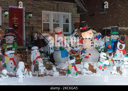 Viele Schneemänner stehen am 25. Dezember 2020 in Toronto, Kanada, als Weihnachtsdekoration vor dem Haus (Foto: Anatoliy Cherkasov/NurPhoto) Stockfoto