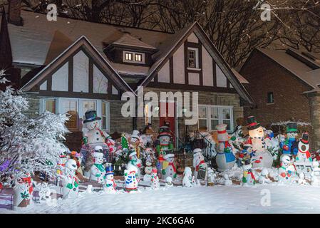 Viele Schneemänner stehen am 25. Dezember 2020 in Toronto, Kanada, als Weihnachtsdekoration vor dem Haus (Foto: Anatoliy Cherkasov/NurPhoto) Stockfoto