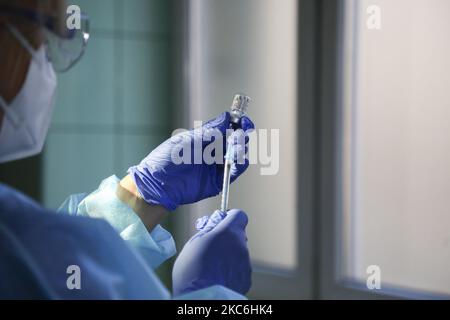 An einem ersten Tag des Impfprogramms in Polen füllt ein Arzt eine Spritze mit dem Pfizer BioNTech-Impfstoff im Krankenhaus MSWiA. Katowice, Polen am 27. Dezember 2020. Die ersten 10.000 Dosen des COVID-19-Impfstoffs wurden an 72 Krankenhäuser in Polen abgegeben. Der Impfstoff wird vorrangig an das Gesundheitspersonal abgegeben, gefolgt von Bewohnern in Pflegeheimen, Menschen über 60 Jahren, Polizei, Soldaten und Lehrern. (Foto von Beata Zawrzel/NurPhoto) Stockfoto