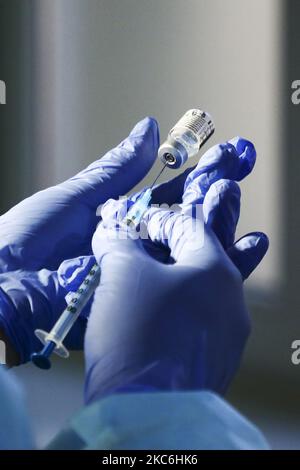 An einem ersten Tag des Impfprogramms in Polen füllt ein Arzt eine Spritze mit dem Pfizer BioNTech-Impfstoff im Krankenhaus MSWiA. Katowice, Polen am 27. Dezember 2020. Die ersten 10.000 Dosen des COVID-19-Impfstoffs wurden an 72 Krankenhäuser in Polen abgegeben. Der Impfstoff wird vorrangig an das Gesundheitspersonal abgegeben, gefolgt von Bewohnern in Pflegeheimen, Menschen über 60 Jahren, Polizei, Soldaten und Lehrern. (Foto von Beata Zawrzel/NurPhoto) Stockfoto