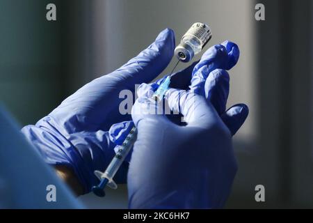 An einem ersten Tag des Impfprogramms in Polen füllt ein Arzt eine Spritze mit dem Pfizer BioNTech-Impfstoff im Krankenhaus MSWiA. Katowice, Polen am 27. Dezember 2020. Die ersten 10.000 Dosen des COVID-19-Impfstoffs wurden an 72 Krankenhäuser in Polen abgegeben. Der Impfstoff wird vorrangig an das Gesundheitspersonal abgegeben, gefolgt von Bewohnern in Pflegeheimen, Menschen über 60 Jahren, Polizei, Soldaten und Lehrern. (Foto von Beata Zawrzel/NurPhoto) Stockfoto