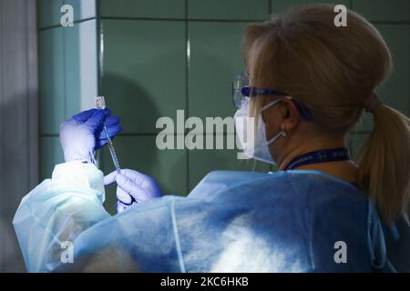 An einem ersten Tag des Impfprogramms in Polen füllt ein Arzt eine Spritze mit dem Pfizer BioNTech-Impfstoff im Krankenhaus MSWiA. Katowice, Polen am 27. Dezember 2020. Die ersten 10.000 Dosen des COVID-19-Impfstoffs wurden an 72 Krankenhäuser in Polen abgegeben. Der Impfstoff wird vorrangig an das Gesundheitspersonal abgegeben, gefolgt von Bewohnern in Pflegeheimen, Menschen über 60 Jahren, Polizei, Soldaten und Lehrern. (Foto von Beata Zawrzel/NurPhoto) Stockfoto
