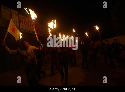 Nepalesische Demonstranten veranstalten am Montag, den 28. Dezember 2020, eine Fackelleuchte-Kundgebung, um gegen die Auflösung des parlaments in Kathmandu, Nepal, zu protestieren. Der nepalesische Premierminister KP Sharma Oli empfahl als Reaktion auf die Herausforderungen von Parteirivalen die Auflösung des aktuellen parlaments und forderte während einer Dringlichkeitssitzung am 20. Dezember Parlamentswahlen. Die Entscheidung wurde von Präsident Bidhya Devi Bhandari ratifiziert, der eine zweiphasige Wahl im April und Mai 2021 einberufen hat. (Foto von Saroj Baizu/NurPhoto) Stockfoto