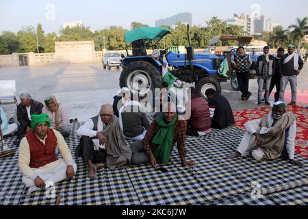 Am 28. Dezember 2020 protestieren Bauern in Rashtriya Prerna Sthal in Noida gegen die neu verabschiedeten Agrarrechnungen in der Nähe der Grenze Delhi-Uttar Pradesh am Stadtrand von Neu-Delhi, Indien. Zehntausende von Landwirten protestieren seit mehr als einem Monat an wichtigen Eintrittspunkten in die Landeshauptstadt. (Foto von Mayank Makhija/NurPhoto) Stockfoto