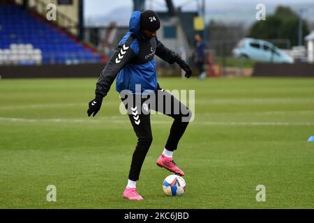 OLDHAM, ENGLAND. DEZEMBER 26. Dylan Bahamboula von Oldham Athletic macht sich am Samstag, dem 26.. Dezember 2020, vor dem Spiel der Sky Bet League 2 zwischen Oldham Athletic und Harrogate Town im Boundary Park, Oldham, warm. (Foto von Eddie Garvey/MI News/NurPhoto) Stockfoto