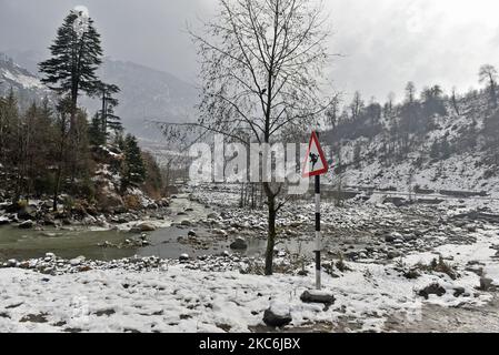 Schneefall in Himachal Pradesh, Indien, 28. Dezember 2020. Mehrere Straßen in Manali und Shimla waren aufgrund von starkem Schneefall gesperrt. Laut der Meteorologischen Abteilung Shimla erlebte Kufri im Bezirk Shimla 30 cm Schneefall, gefolgt von 32 cm in Dalhousie im Bezirk Chamba, 14 cm in Manali im Bezirk Kullu und neun cm in der Stadt Shimla. (Foto von Indranil Aditya/NurPhoto) Stockfoto