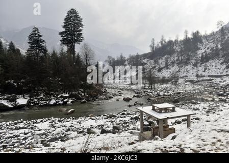 Schneefall in Himachal Pradesh, Indien, 28. Dezember 2020. Mehrere Straßen in Manali und Shimla waren aufgrund von starkem Schneefall gesperrt. Laut der Meteorologischen Abteilung Shimla erlebte Kufri im Bezirk Shimla 30 cm Schneefall, gefolgt von 32 cm in Dalhousie im Bezirk Chamba, 14 cm in Manali im Bezirk Kullu und neun cm in der Stadt Shimla. (Foto von Indranil Aditya/NurPhoto) Stockfoto