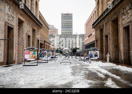 Eine allgemeine Ansicht der Piazza Duomo, die während eines großen Schneefalls am 28. Dezember 2020 in Mailand, Italien, mit Schnee bedeckt war (Foto von Alessandro Bremec/NurPhoto) Stockfoto