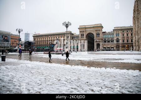 Eine allgemeine Ansicht der Piazza Duomo, die während eines großen Schneefalls am 28. Dezember 2020 in Mailand, Italien, mit Schnee bedeckt war (Foto von Alessandro Bremec/NurPhoto) Stockfoto