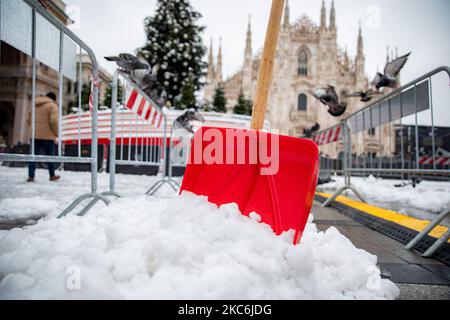 Eine allgemeine Ansicht der Piazza Duomo, die während eines großen Schneefalls am 28. Dezember 2020 in Mailand, Italien, mit Schnee bedeckt war (Foto von Alessandro Bremec/NurPhoto) Stockfoto