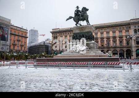 Eine allgemeine Ansicht der Piazza Duomo, die während eines großen Schneefalls am 28. Dezember 2020 in Mailand, Italien, mit Schnee bedeckt war (Foto von Alessandro Bremec/NurPhoto) Stockfoto