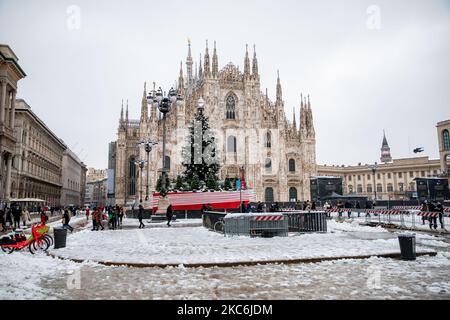 Eine allgemeine Ansicht der Piazza Duomo, die während eines großen Schneefalls am 28. Dezember 2020 in Mailand, Italien, mit Schnee bedeckt war (Foto von Alessandro Bremec/NurPhoto) Stockfoto