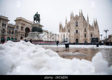 Eine allgemeine Ansicht der Piazza Duomo, die während eines großen Schneefalls am 28. Dezember 2020 in Mailand, Italien, mit Schnee bedeckt war (Foto von Alessandro Bremec/NurPhoto) Stockfoto