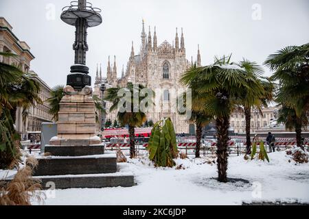 Eine allgemeine Ansicht der Piazza Duomo, die während eines großen Schneefalls am 28. Dezember 2020 in Mailand, Italien, mit Schnee bedeckt war (Foto von Alessandro Bremec/NurPhoto) Stockfoto