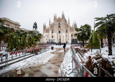 Eine allgemeine Ansicht der Piazza Duomo, die während eines großen Schneefalls am 28. Dezember 2020 in Mailand, Italien, mit Schnee bedeckt war (Foto von Alessandro Bremec/NurPhoto) Stockfoto