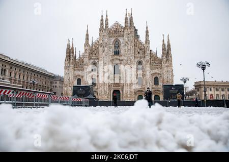 Eine allgemeine Ansicht der Piazza Duomo, die während eines großen Schneefalls am 28. Dezember 2020 in Mailand, Italien, mit Schnee bedeckt war (Foto von Alessandro Bremec/NurPhoto) Stockfoto