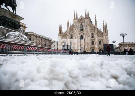 Eine allgemeine Ansicht der Piazza Duomo, die während eines großen Schneefalls am 28. Dezember 2020 in Mailand, Italien, mit Schnee bedeckt war (Foto von Alessandro Bremec/NurPhoto) Stockfoto