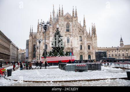 Eine allgemeine Ansicht der Piazza Duomo, die während eines großen Schneefalls am 28. Dezember 2020 in Mailand, Italien, mit Schnee bedeckt war (Foto von Alessandro Bremec/NurPhoto) Stockfoto