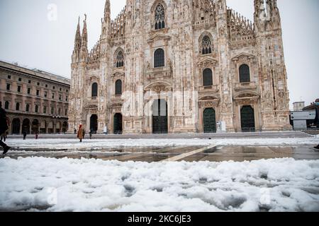 Eine allgemeine Ansicht der Piazza Duomo, die während eines großen Schneefalls am 28. Dezember 2020 in Mailand, Italien, mit Schnee bedeckt war (Foto von Alessandro Bremec/NurPhoto) Stockfoto