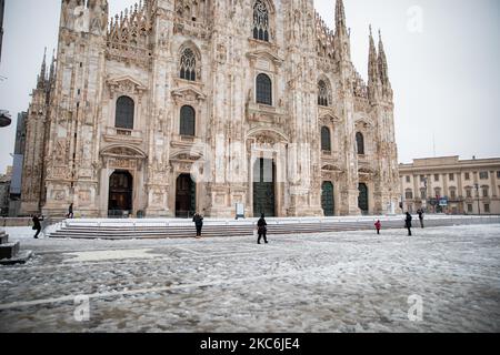 Eine allgemeine Ansicht der Piazza Duomo, die während eines großen Schneefalls am 28. Dezember 2020 in Mailand, Italien, mit Schnee bedeckt war (Foto von Alessandro Bremec/NurPhoto) Stockfoto