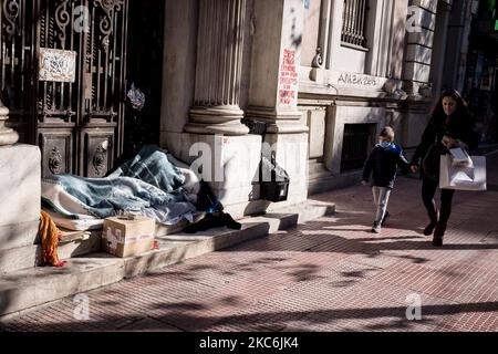 Am 29. Dezember 2020 wurde im Zentrum von Athen, Griechenland, während der zweiten COVID-19-Sperre in Griechenland eine Schutzmaske getragen. (Foto von Nikolas Kokovlis/NurPhoto) Stockfoto