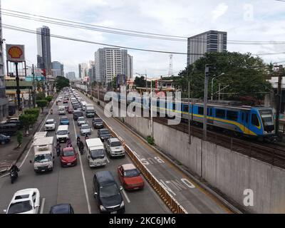 Auf diesem Bild, das am 18. Dezember 2020 aufgenommen wurde, baut sich der Fahrzeugverkehr auf, da ein neuer MRT-3-Dalian-Zug auf der EDSA in Manila, Philippinen, fährt. Die Philippinen haben ein Reiseverbot aus Ländern mit einem neueren Stamm der SARS-CoV-2-Coronavirus-Krankheit angekündigt, mit Ausnahme der zurückkehrenden philippinischen Arbeiter im Ausland, die unabhängig vom Ergebnis der RT-PCR eine 14-tägige Quarantäne durchlaufen müssen. Die Philippinen haben am 29. Dezember 2020 insgesamt 471.526 Fälle von COVID-19 verzeichnet, seit die Übertragung in der Gemeinschaft im März 2020 erklärt wurde, mit 439.016 Genesungen und 9.162 Todesfällen. Derzeit gibt es 23.348 aktive Fälle in Stockfoto