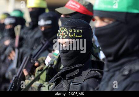 Mitglieder palästinensischer militanter Gruppen nehmen an ihrer ersten gemeinsamen Übung in Gaza-Stadt am 29. Dezember 2020 Teil. (Foto von Majdi Fathi/NurPhoto) Stockfoto