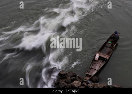 Ein Fischer fängt am 29. Dezember 2020 an einem kalten Morgen in Sovore im Distrikt Baramulla, Jammu und Kaschmir Indien Fische im Fluss Jehlum. (Foto von Nasir Kachroo/NurPhoto) Stockfoto