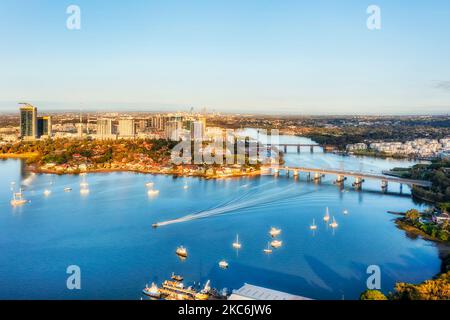 Brücken über den Parramatta-Fluss in City of Ryde, Western Sydney, Australien - landschaftlich reizvolle Stadtansicht. Stockfoto