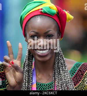 Eine Nahaufnahme einer Afrikanerin, die während der Commonwealth Games 2022 lächelt - hinter den Kulissen mit den Teams Stockfoto