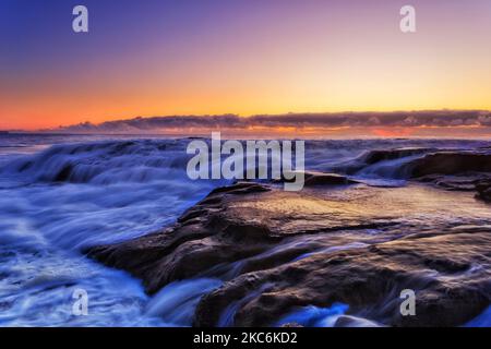 Malerischer, farbenprächtiger Sonnenaufgang am Whale Beach der Pazifikküste von Sydney an den nördlichen Stränden. Stockfoto