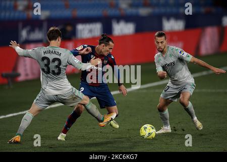 Juan Miranda von Betis und Francisco Javier Son von Levante treten beim La Liga Santader-Spiel zwischen Levante UD und Real Betis am 29. Dezember 2020 im Stadion Ciutat de Valencia in Valencia, Spanien, um den Ball an. (Foto von Jose Breton/Pics Action/NurPhoto) Stockfoto