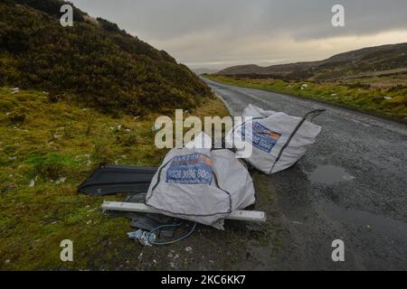 Blick auf zwei Müllsäcke, die an der Straße nahe der Grenze zwischen Nordirland und der Republik Irland in der Nähe der Stadt Killeen hinterlassen wurden. Am Dienstag, den 29. Dezember 2020, Nordirland, Vereinigtes Königreich. (Foto von Artur Widak/NurPhoto) Stockfoto