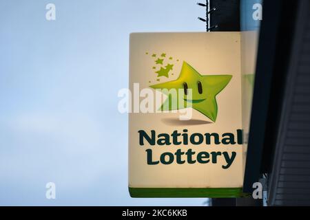 Nationales Lotterieschild in Omeath, einem Dorf auf der Cooley-Halbinsel in der Grafschaft Louth, Irland, nahe der Grenze zu Nordirland. Am Dienstag, den 29. Dezember 2020, Nordirland, Vereinigtes Königreich. (Foto von Artur Widak/NurPhoto) Stockfoto