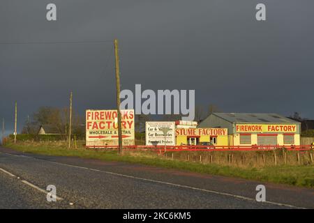 Eine Feuerwerksfabrik, die am Dienstag, den 29. Dezember 2020, in Jonesborough, County Armagh, in der Nähe eines ehemaligen Zollabfertigung auf der nordirischen Seite der Grenze zwischen der Republik Irland und Nordirland, Nordirland, Vereinigtes Königreich. (Foto von Artur Widak/NurPhoto) Stockfoto