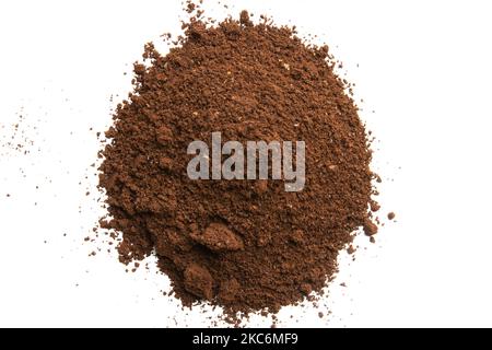 Gemahlener Bio-Arabica-Kaffee aus Bohnen auf weißem Hintergrund isoliert. Amsterdam, Niederlande am 30. Dezember 2020 (Foto von Nicolas Economou/NurPhoto) Stockfoto