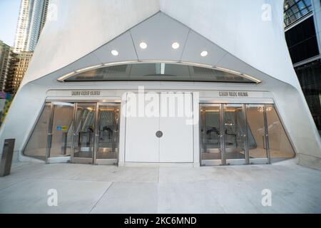 Außenansicht der modernen zeitgenössischen Architektur des Oculus Einkaufszentrums und des Verkehrsknotenpunkts im World Trade Center. Das World Trade Center ist eine Endstation am PATH-System im World Trade Center-Komplex im Finanzviertel von Manhattan, New York City. Das Oculus-Gebäude wurde vom spanischen Architekten Santiago Calatrava entworfen. NY, USA am 13. Februar 2020 (Foto von Nicolas Economou/NurPhoto) Stockfoto