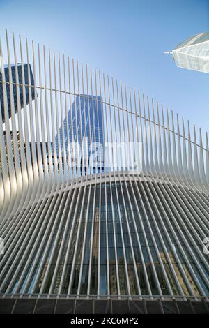 Außenansicht der modernen zeitgenössischen Architektur des Oculus Einkaufszentrums und des Verkehrsknotenpunkts im World Trade Center. Das World Trade Center ist eine Endstation am PATH-System im World Trade Center-Komplex im Finanzviertel von Manhattan, New York City. Das Oculus-Gebäude wurde vom spanischen Architekten Santiago Calatrava entworfen. NY, USA am 13. Februar 2020 (Foto von Nicolas Economou/NurPhoto) Stockfoto