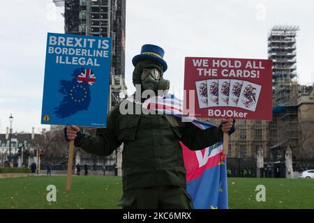 Der pro-EU-Demonstrator Steve Bray protestiert am 30. Dezember 2020 in London, England, vor dem Parlament, als Abgeordnete über das Handelsabkommen zwischen Großbritannien und der EU nach dem Brexit debattieren und abstimmen. Das britische Parlament wurde heute aus der Pause zurückgerufen, um über das Gesetz der Europäischen Union (künftige Beziehungen) zu debattieren und abzustimmen, das das am Heiligabend abgesicherte Handelsabkommen in britisches Recht setzen wird, bevor die Übergangsfrist für den Brexit morgen um 11pm Uhr abläuft. (Foto von Wiktor Szymanowicz/NurPhoto) Stockfoto