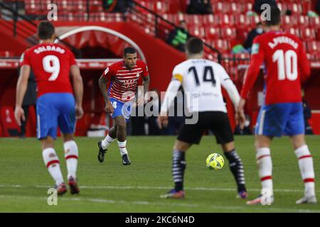 Robert Kenedy von Granada CF erzielt und feiert ein Tor während des La Liga-Spiels zwischen Granada CF und Valencia CF im Nuevo Los Carmenes Stadion am 30. Dezember 2020 in Granada, Spanien. Fußballstadien in ganz Europa bleiben wegen der Coronavirus-Pandemie für Fans geschlossen. (Foto von Álex Cámara/NurPhoto) Stockfoto