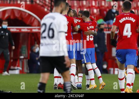 Robert Kenedy von Granada CF erzielt und feiert ein Tor während des La Liga-Spiels zwischen Granada CF und Valencia CF im Nuevo Los Carmenes Stadion am 30. Dezember 2020 in Granada, Spanien. Fußballstadien in ganz Europa bleiben wegen der Coronavirus-Pandemie für Fans geschlossen. (Foto von Álex Cámara/NurPhoto) Stockfoto