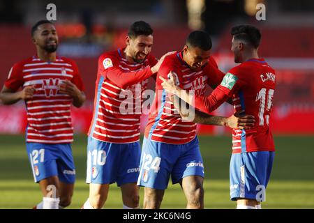 Robert Kenedy von Granada CF punktet und feiert ein Tor, das später während des La Liga-Spiels zwischen Granada CF und Valencia CF im Nuevo Los Carmenes Stadium am 30. Dezember 2020 in Granada, Spanien, ungültig wurde. Fußballstadien in ganz Europa bleiben wegen der Coronavirus-Pandemie für Fans geschlossen. (Foto von Álex Cámara/NurPhoto) Stockfoto