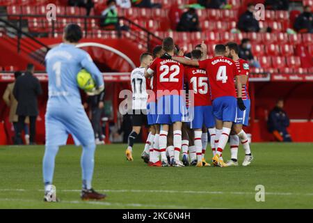 Robert Kenedy von Granada CF erzielt und feiert ein Tor während des La Liga-Spiels zwischen Granada CF und Valencia CF im Nuevo Los Carmenes Stadion am 30. Dezember 2020 in Granada, Spanien. Fußballstadien in ganz Europa bleiben wegen der Coronavirus-Pandemie für Fans geschlossen. (Foto von Álex Cámara/NurPhoto) Stockfoto