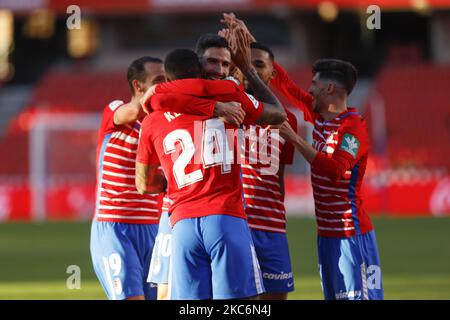 Robert Kenedy von Granada CF punktet und feiert ein Tor, das später während des La Liga-Spiels zwischen Granada CF und Valencia CF im Nuevo Los Carmenes Stadium am 30. Dezember 2020 in Granada, Spanien, ungültig wurde. Fußballstadien in ganz Europa bleiben wegen der Coronavirus-Pandemie für Fans geschlossen. (Foto von Álex Cámara/NurPhoto) Stockfoto