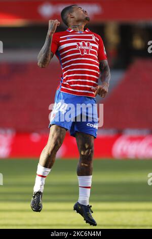 Robert Kenedy von Granada CF punktet und feiert ein Tor, das später während des La Liga-Spiels zwischen Granada CF und Valencia CF im Nuevo Los Carmenes Stadium am 30. Dezember 2020 in Granada, Spanien, ungültig wurde. Fußballstadien in ganz Europa bleiben wegen der Coronavirus-Pandemie für Fans geschlossen. (Foto von Álex Cámara/NurPhoto) Stockfoto