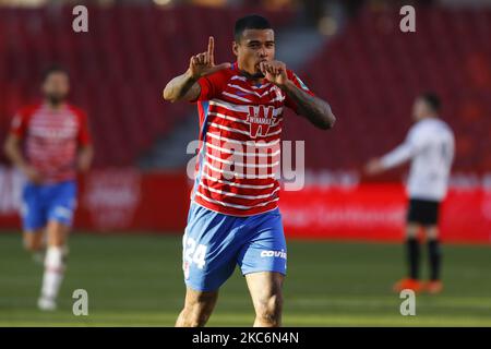 Robert Kenedy von Granada CF punktet und feiert ein Tor, das später während des La Liga-Spiels zwischen Granada CF und Valencia CF im Nuevo Los Carmenes Stadium am 30. Dezember 2020 in Granada, Spanien, ungültig wurde. Fußballstadien in ganz Europa bleiben wegen der Coronavirus-Pandemie für Fans geschlossen. (Foto von Álex Cámara/NurPhoto) Stockfoto