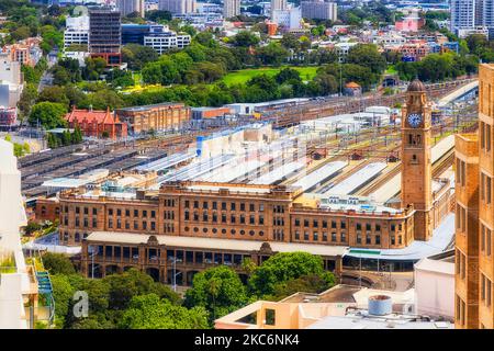 Hauptbahnhof in der Innenstadt von Sydney CBD mit Zügen und Bahnsteigen aus der Höhe des Hochhauses. Stockfoto